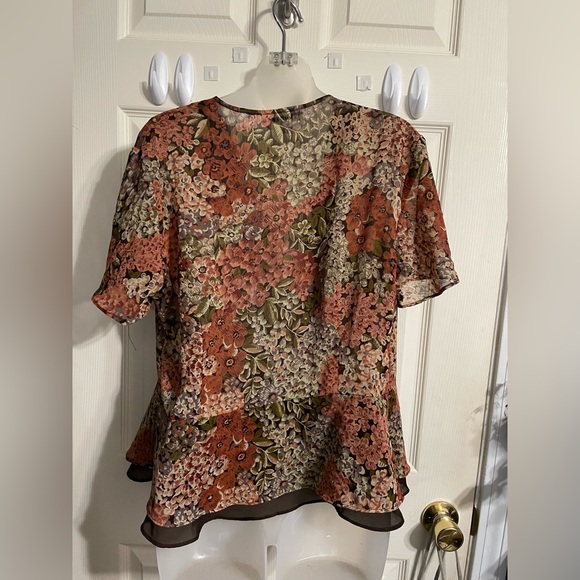 Beautiful Floral Shortsleeved Cover-Up - Picture 2 of 3